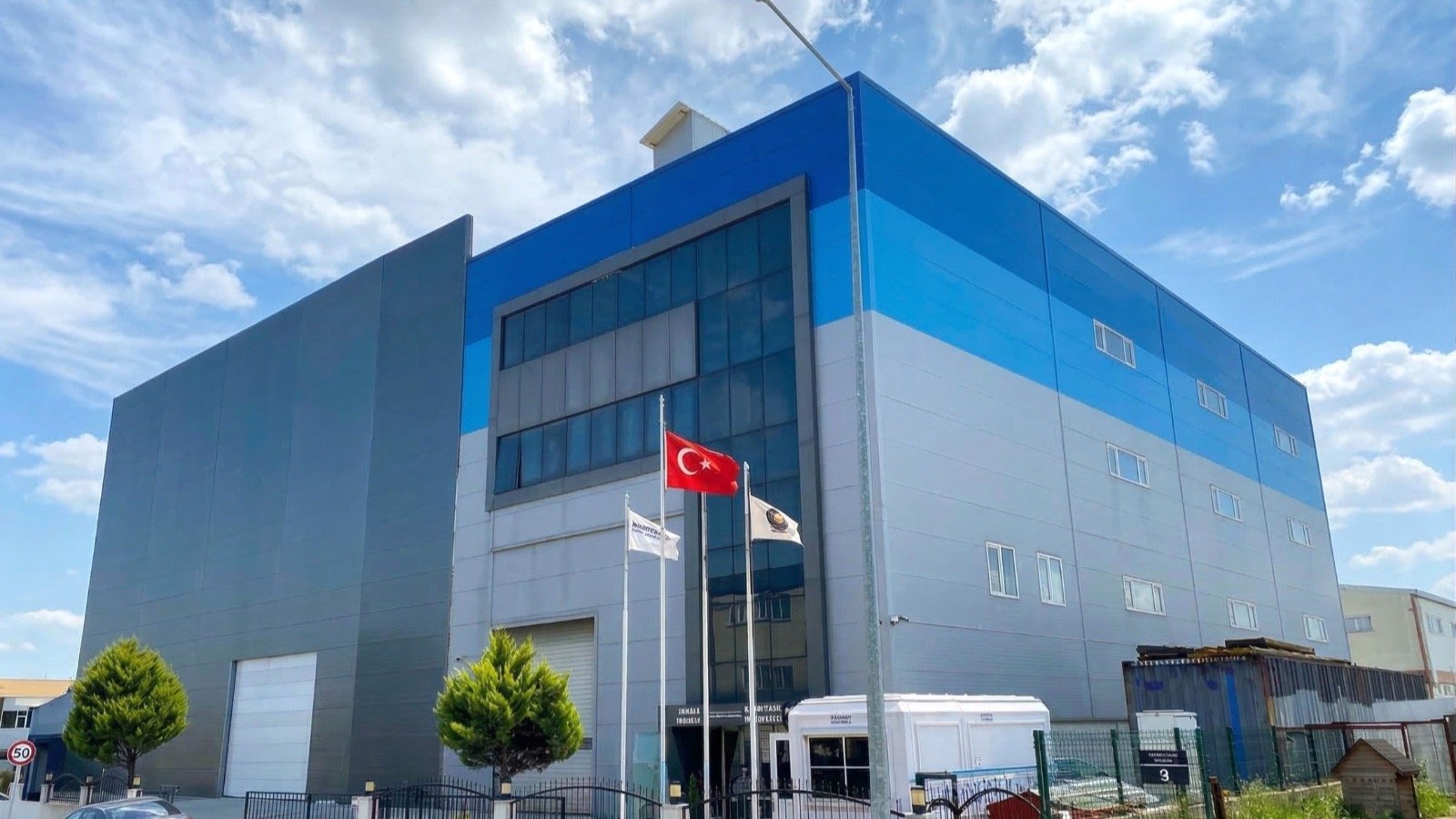 Çerkezköy OSB'deki fabrikanın ön cephesi, yıkama sonrası