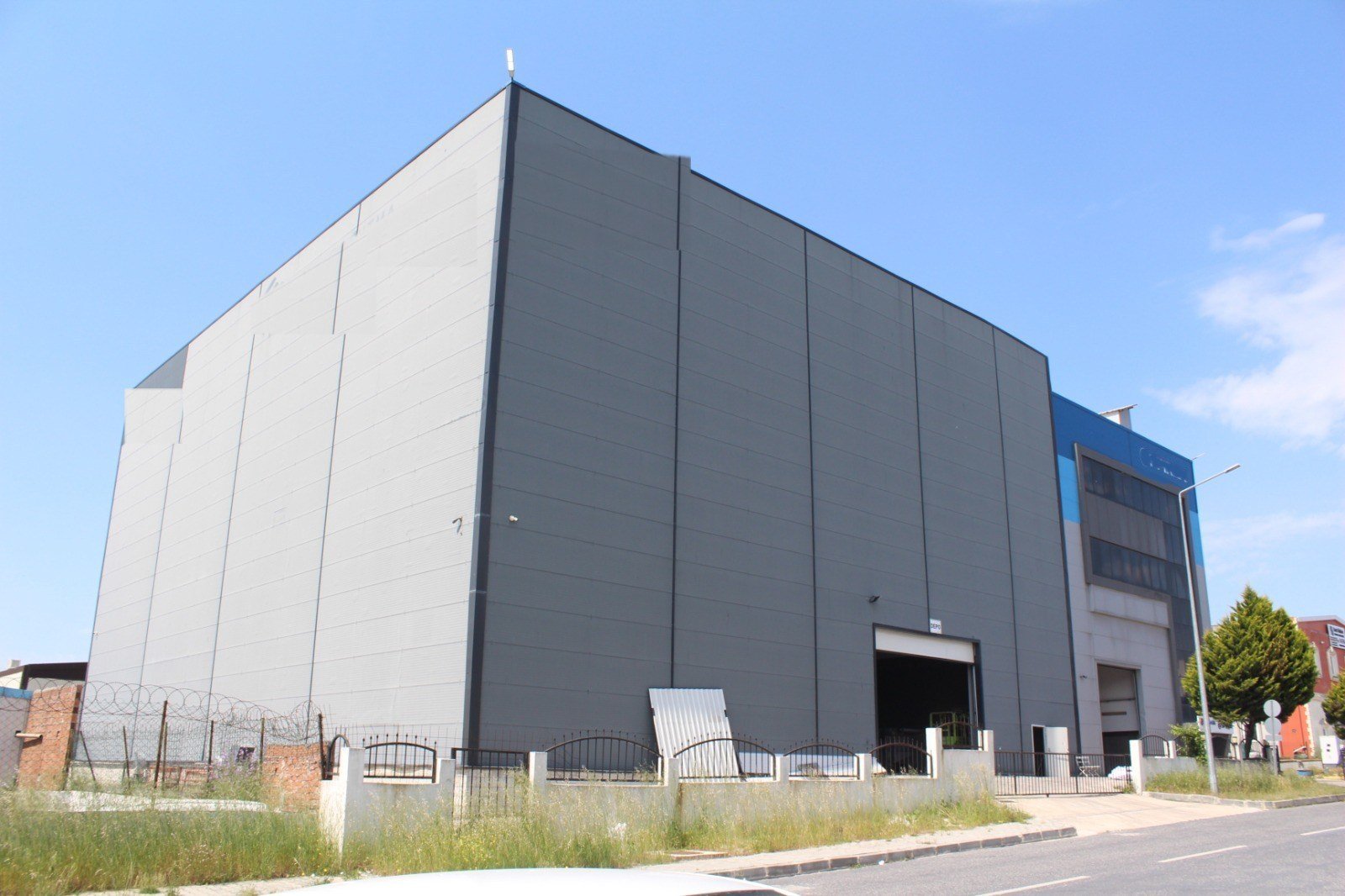Yıkama sonrası açık gri fabrika cephesi